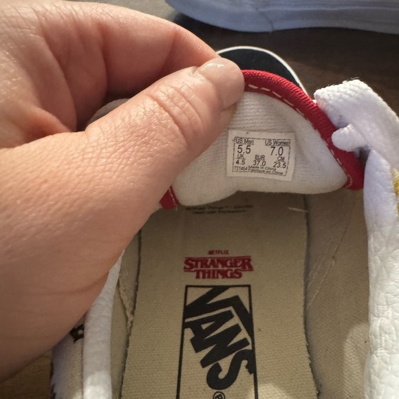 Vans old skool sneakers in stranger things print size 7 - Picture 3 of 4